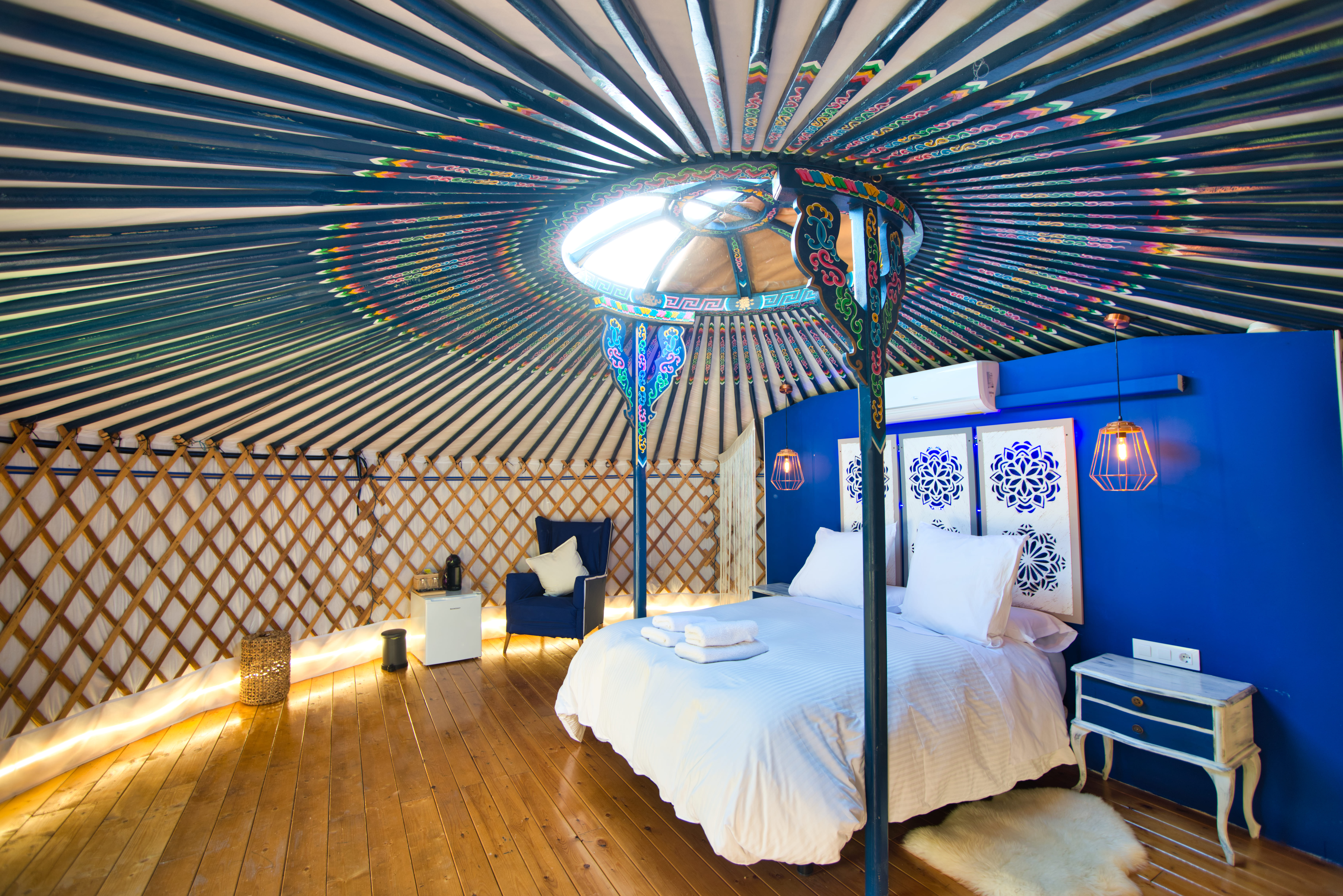 Interior acogedor de una auténtica yurta mongola en El Valle del Jerte