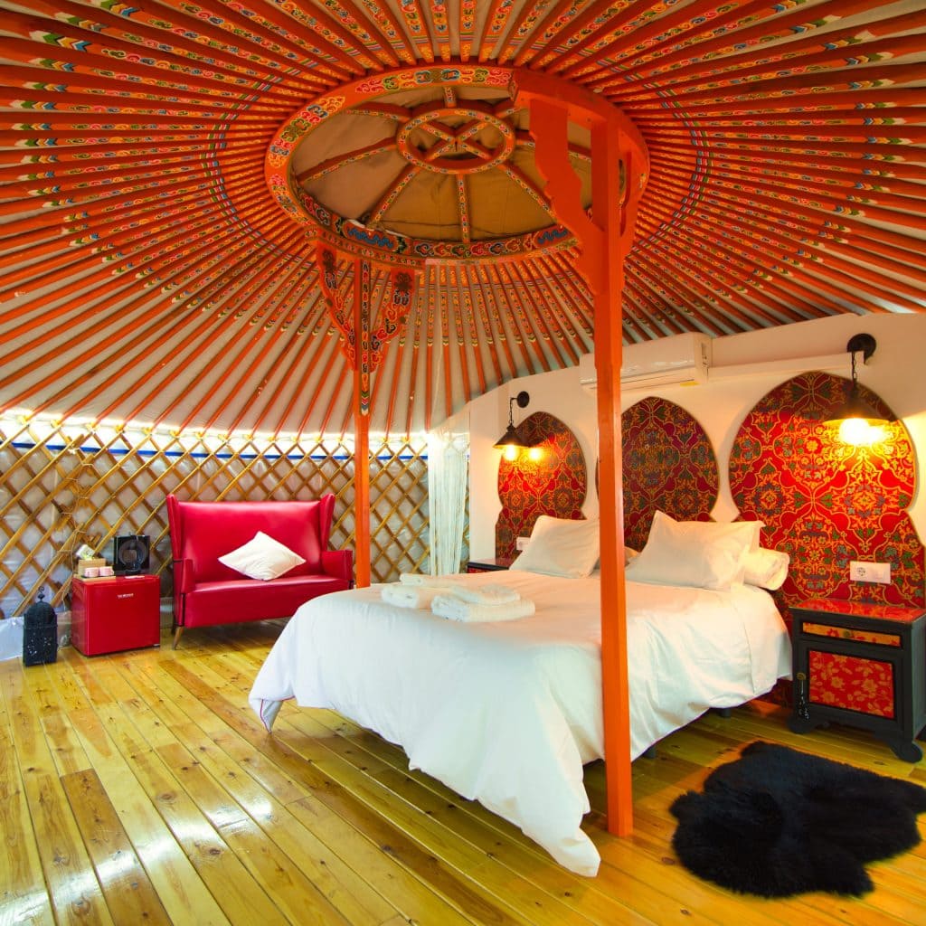 Interior acogedor de una yurta mongola en el Valle del Jerte