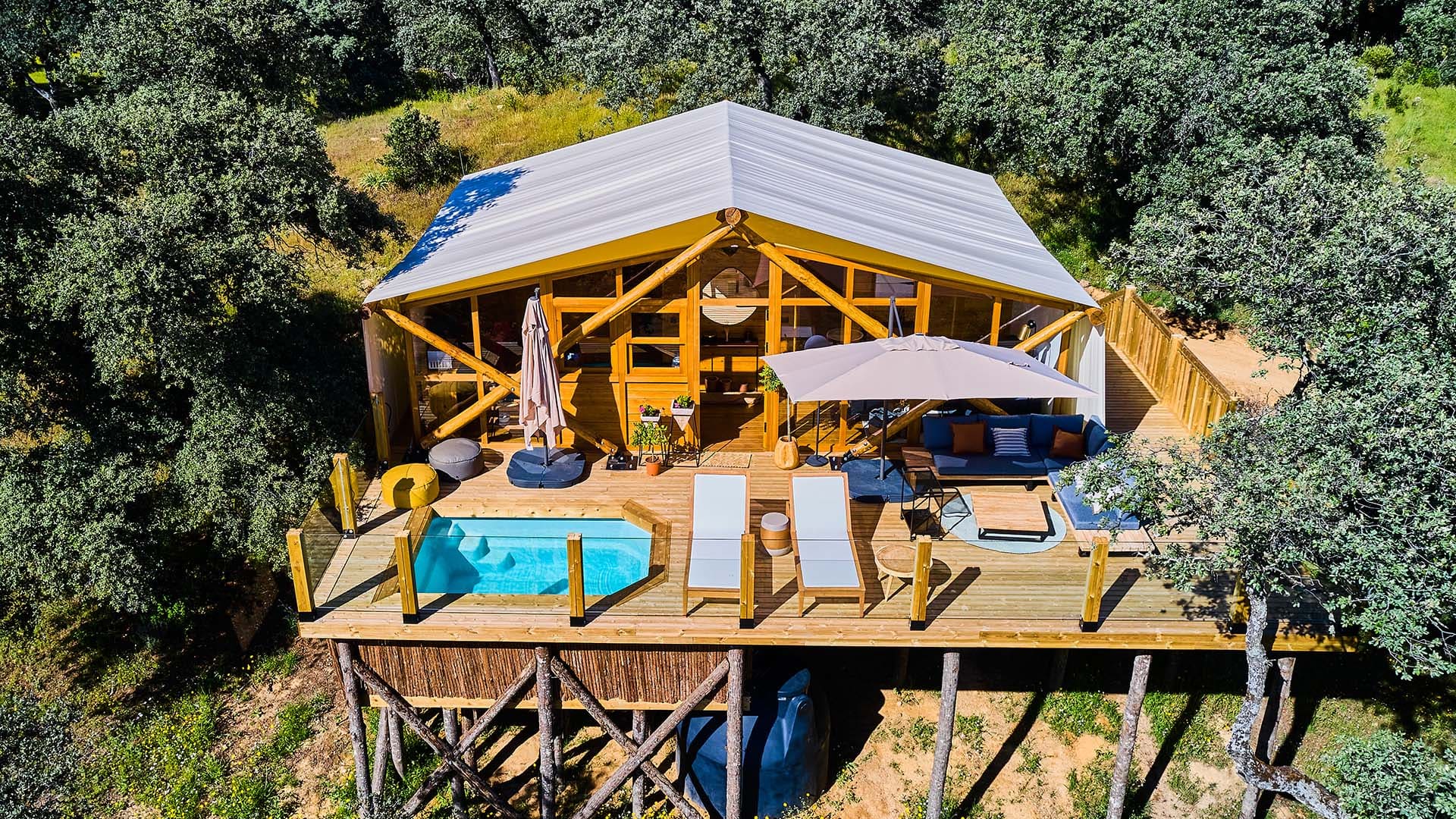Escapada de Semana Santa en alojamientos con encanto en plena naturaleza. Las tiendas safari más lujosas de España con piscina privada en la terraza