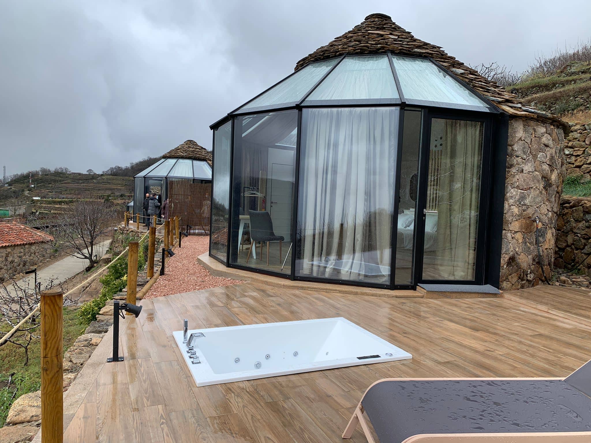 Exterior chozos de lujo con jacuzzi en el Valle del Jerte