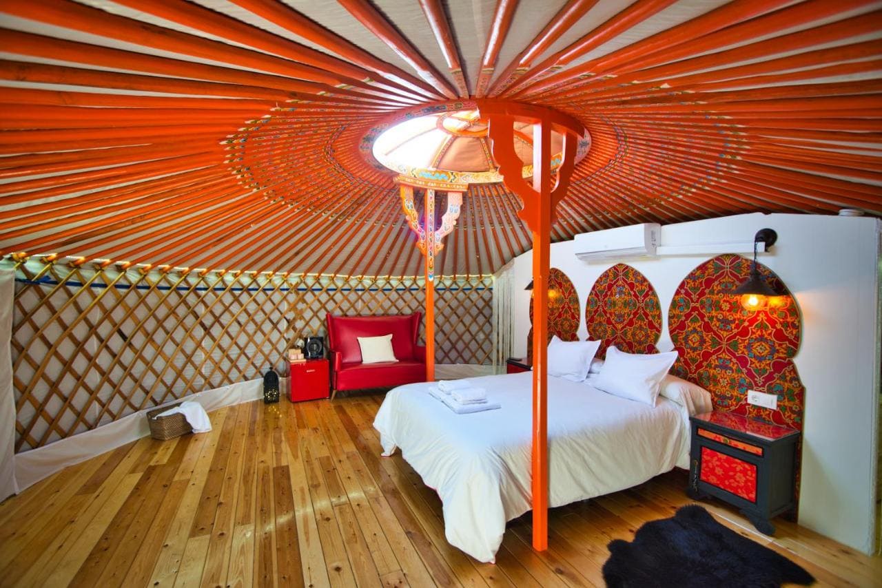 Interior acogedor de yurtas mongolas de lujo en el Valle del Jerte