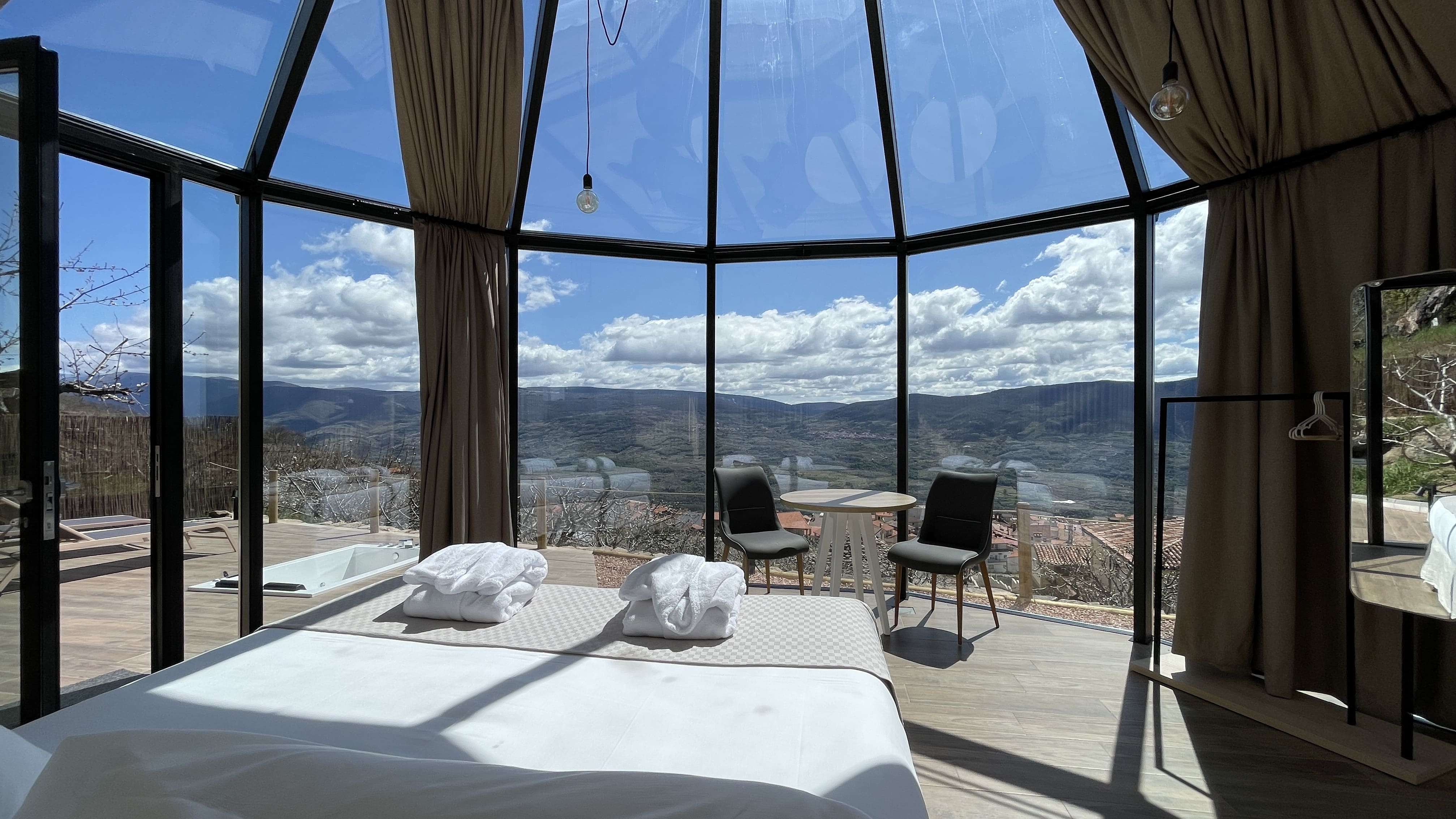 Vistas panorámicas desde el Interior chozos de lujo en el Valle del Jerte
