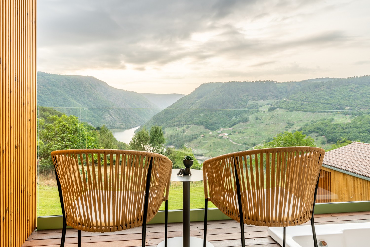 Escapada romántica con jacuzzi y vistas al cañón del Sil - Imagen 3