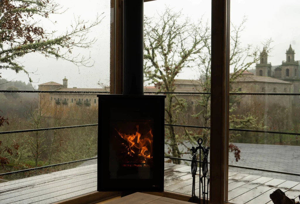 Escapada con jacuzzi y chimenea frente al Monasterio de Oseira - Imagen 1